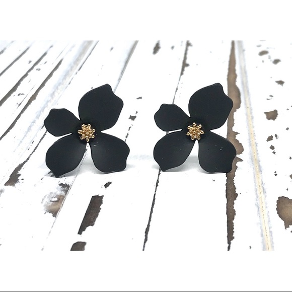 Jewelry - Delicate black petal flower stud earring